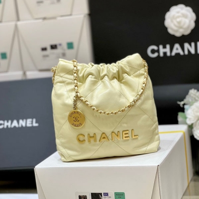 Chanel香奈兒 2024S 春夏系列 大爆款 mini 22 bag 作為全球搶購的大爆款！無疑又是溢價款！非常難買！23s這只mini 22真的是太好看了 上身太好搭配了，容量也超級大 手拎斜挎都可以 經典耐看 獨家原廠方框油臘牛皮