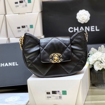 Chanel香奈兒 2024C 早春度假系列 19bag 腋下餃子包 推出的19bag 腋下包！ 非常好看 小香的hobo都必火！特別這種延用19經典元素的，更加耐看經典哦 手感非常柔軟！超級推薦 原廠正品方框山羊皮 29*19*6cm