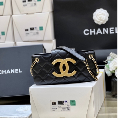 Chanel香奈兒 2024C 早春度假系列 復古大雙C 法棍包 推出的大雙C法棍包！ 非常復古好看 大logo是做舊金屬的，永不過時哦 實用性非常強，可以單肩背也可以斜挎 大手機也可以放下 推薦！原廠正品方框小羊皮 11.5*24*4.5