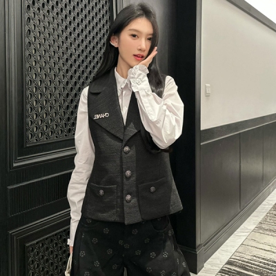 Chanel香奈兒 2024k 翻領馬甲極具造型感 充滿獨立女性的力量 非常立體的腰部線條剪裁更顯瘦 整體更好搭配！帥氣不失優雅 甜酷少女 疊穿襯衣也很好看 配送胸針防塵袋SML