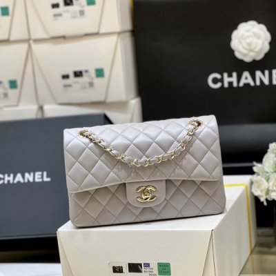 Chanel香奈兒 絕版淺灰色錯過等幾年 原廠正品皮，數量極少，幾年可能都不會到一次，專櫃更是排隊幾年都不會到一次的顏色，配厚金全鋼香餅色五金 皮數量有限，只夠做23和25兩個尺寸 先定先得23cm