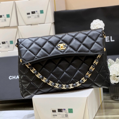 Chanel香奈兒 2024p maxi hobo黑色 最實用的隱藏款hobo出現了肩帶環設計的很大，可以自配一條長肩帶斜挎，實用性真的很強！包身是耐磨的小羊皮，平常想裝電腦可以當tote背，東西少又可以秒變腋下包，簡直不要太完美當媽咪包或